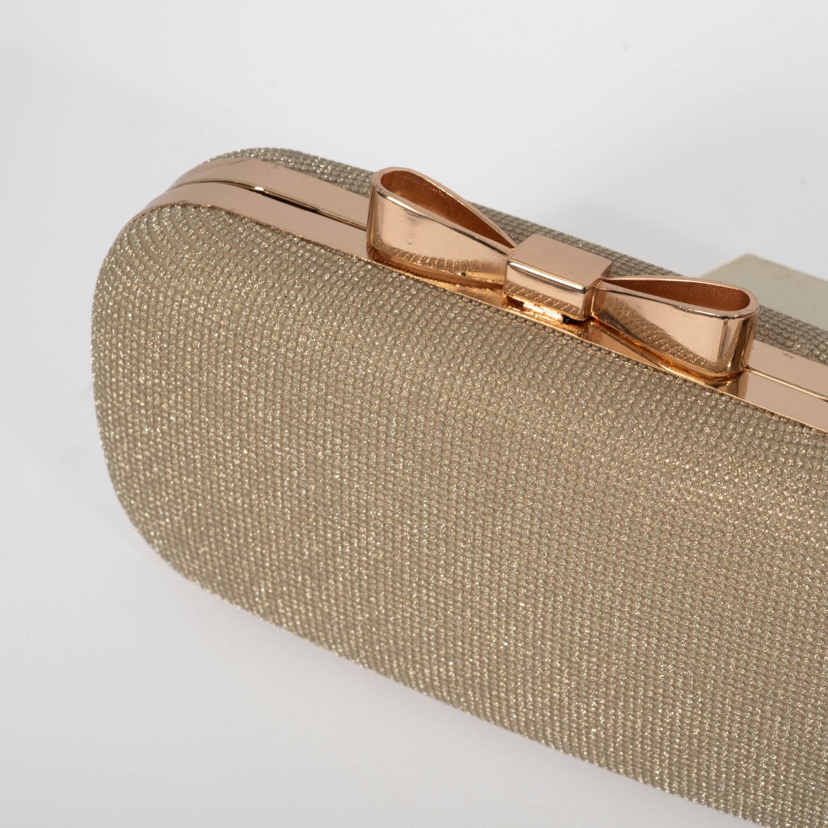 Τσαντάκι clutch χρυσό, με κούμπωμα φιόγκο