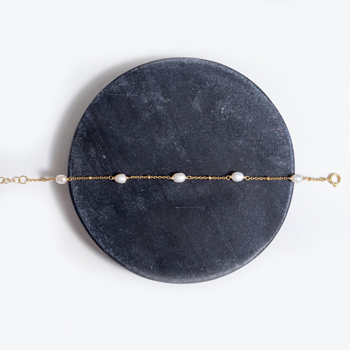 Βραχιόλι αλυσίδα με μαργαριτάρια.