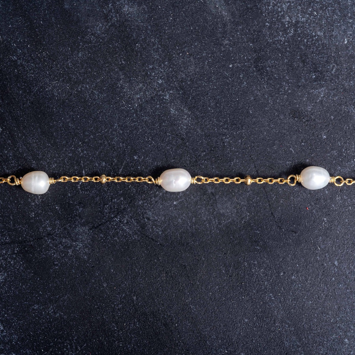 Βραχιόλι αλυσίδα με μαργαριτάρια.