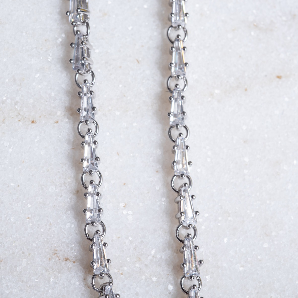 Σκουλαρίκια καδένα με ζιργκόν.