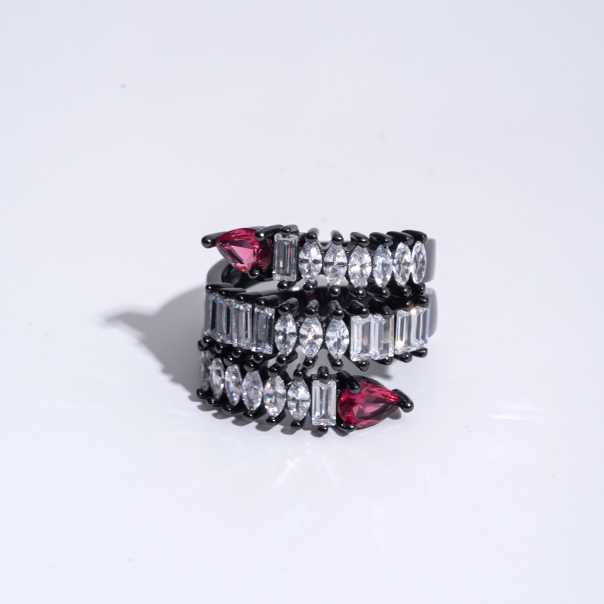 Ασημένιο δαχτυλίδι με ζιργκόν κόκκινο δάκρυ.