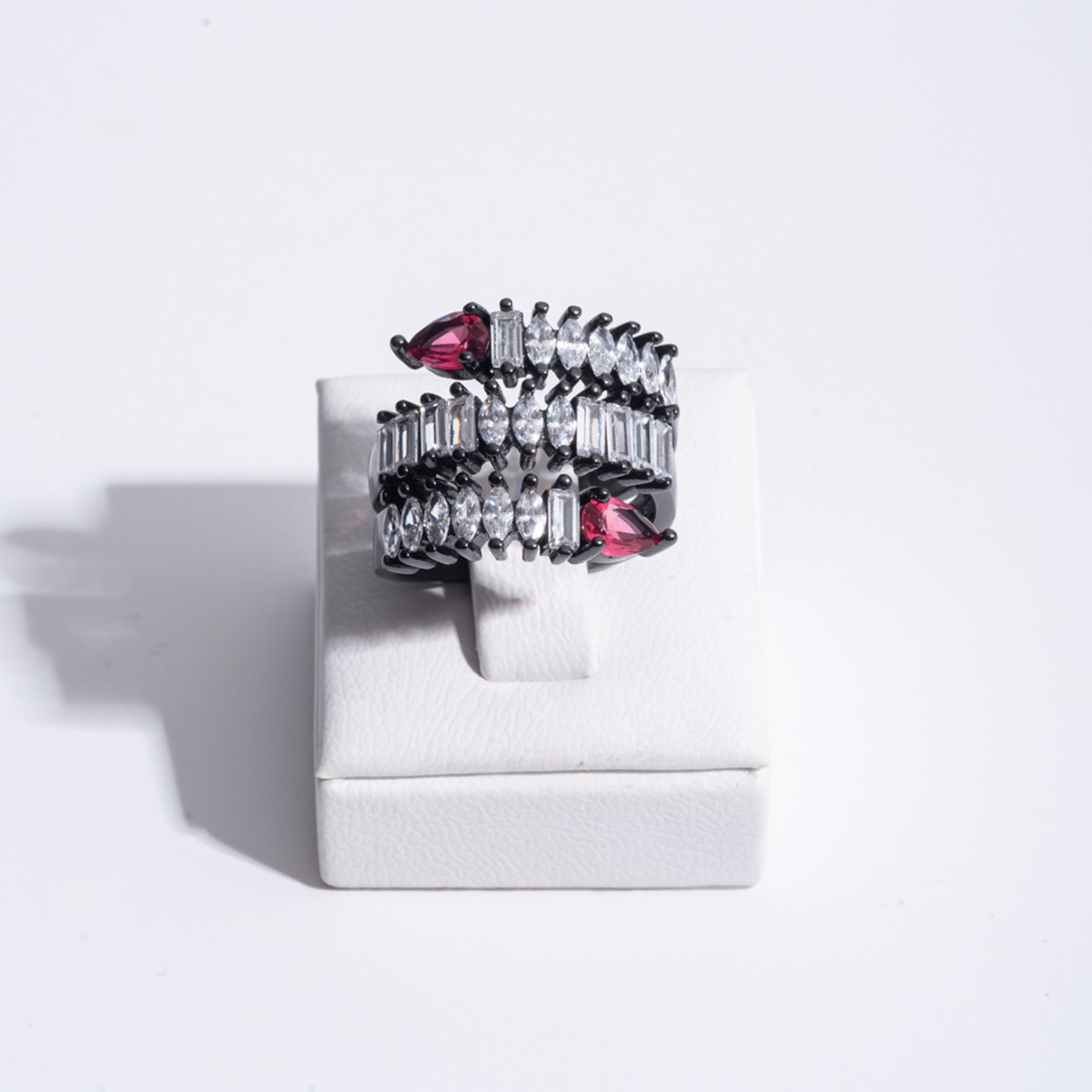 Ασημένιο δαχτυλίδι με ζιργκόν κόκκινο δάκρυ.