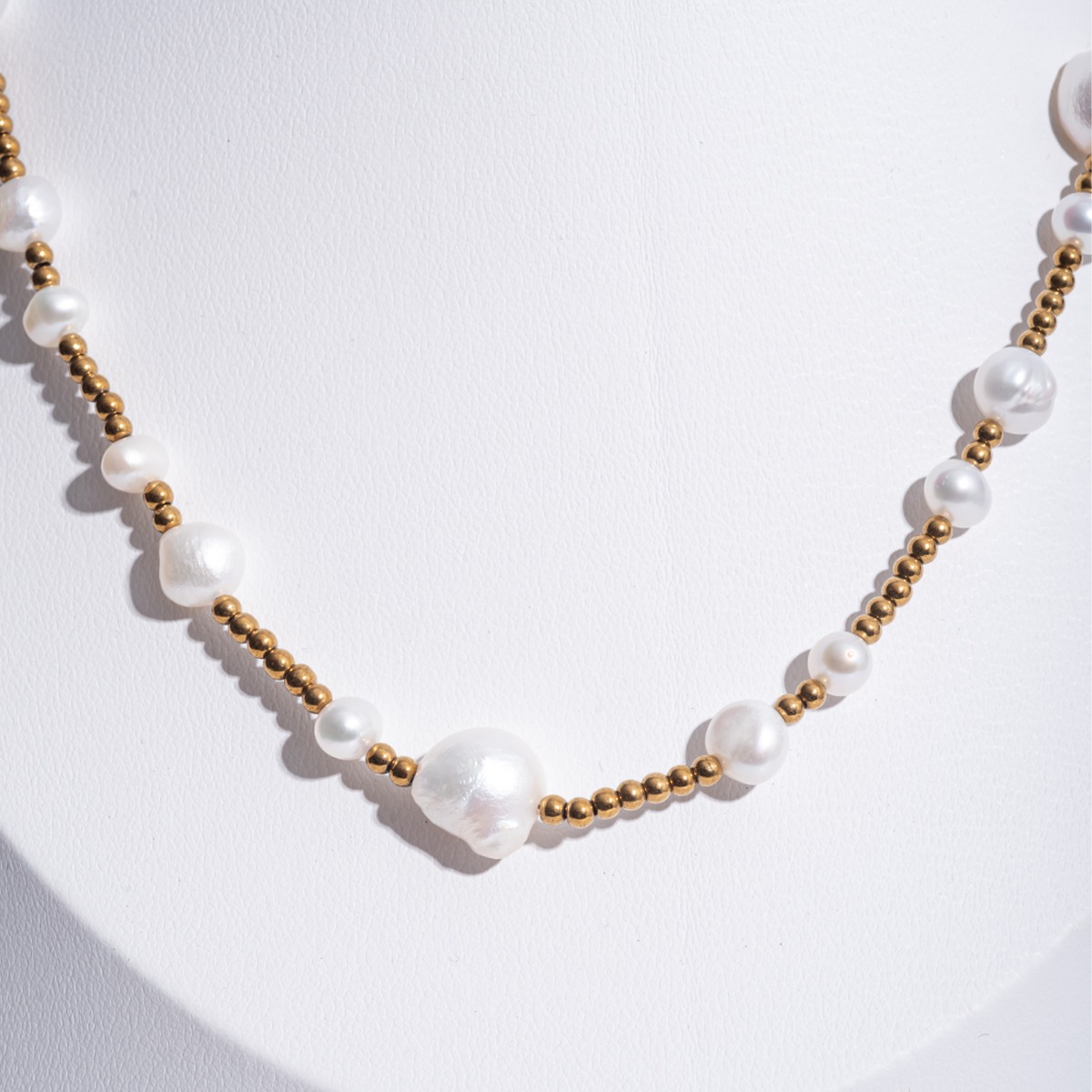 Κολιέ με αιματίτη και μαργαριτάρια.