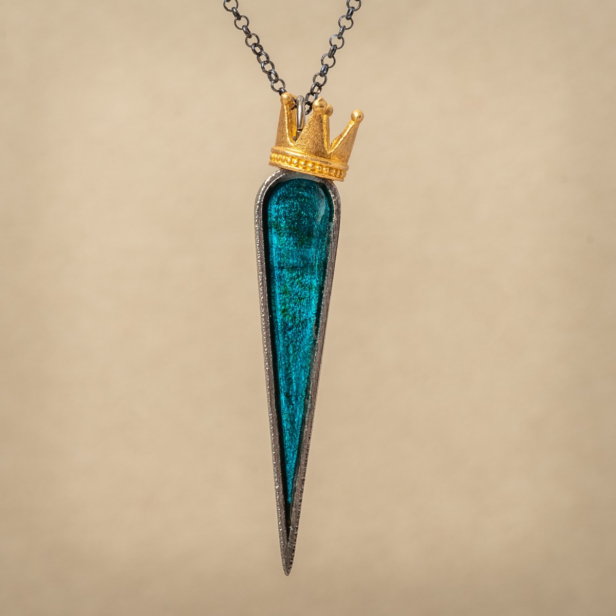 Κολιέ σταγόνα με μπλε σμάλτο και στέμμα.