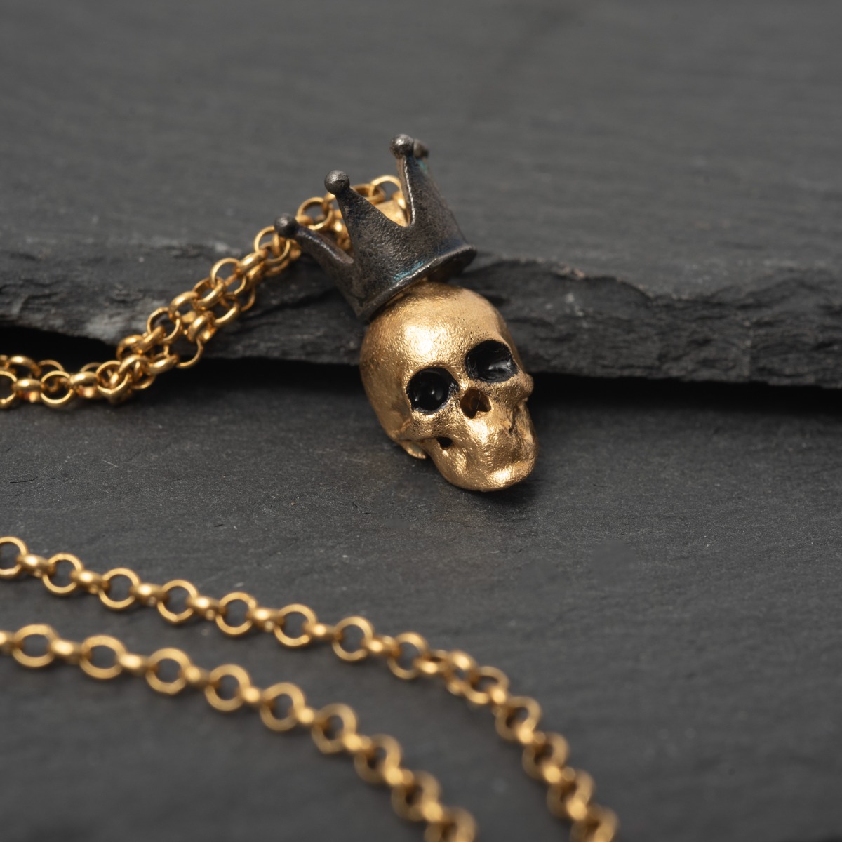 Κολιέ Νεκροκεφαλή με Κορώνα.