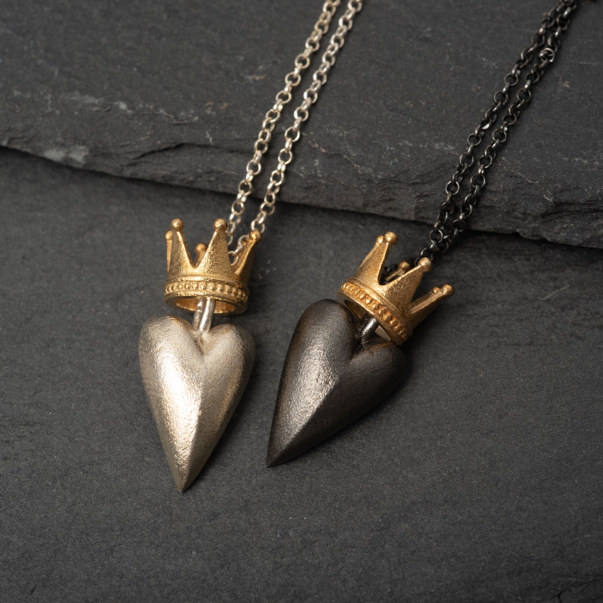 Κολιέ καρδιά μαύρη με στέμμα.