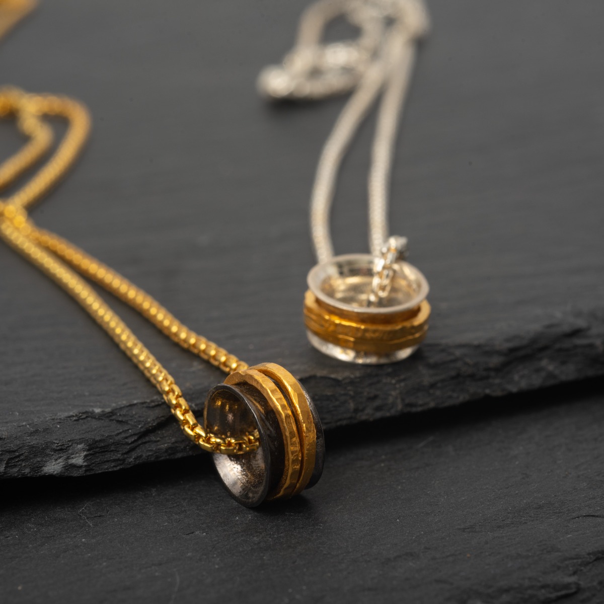 Κολιέ ασημένιο με περιστρεφόμενες βέργες.