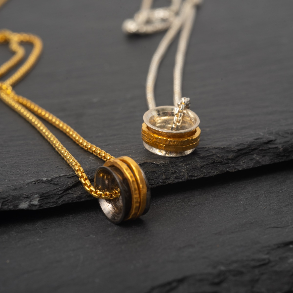 Κολιέ με περιστρεφόμενες βέργες.