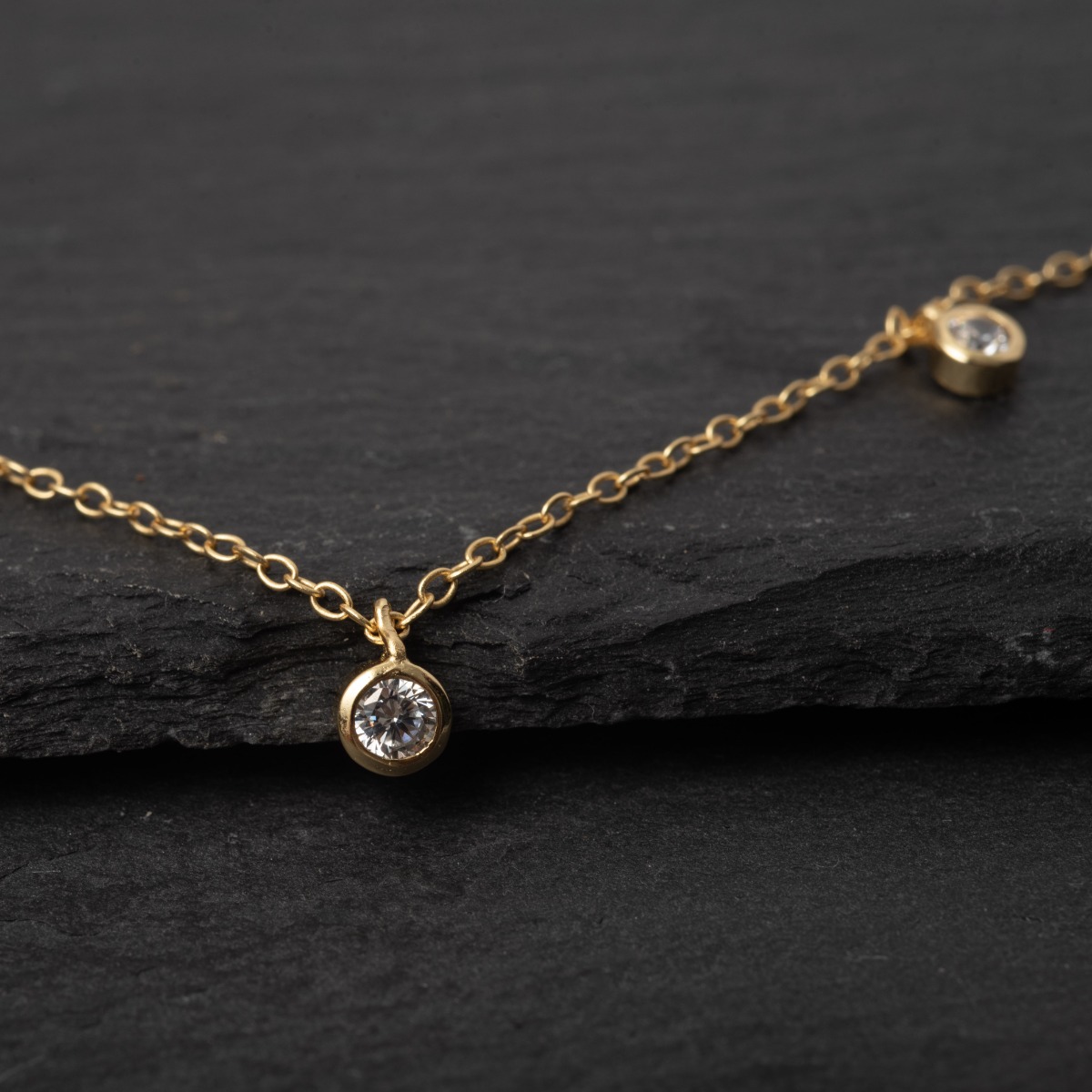 Κολιέ με στρογγυλά διάφανα ζιργκόν.