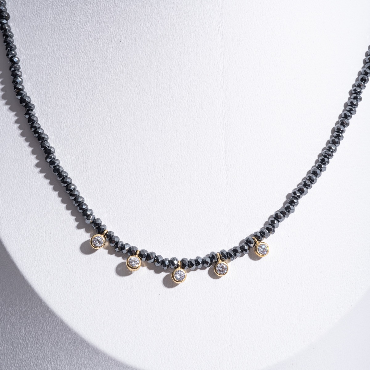 Κολιέ με διάφανα ζιργκόν.