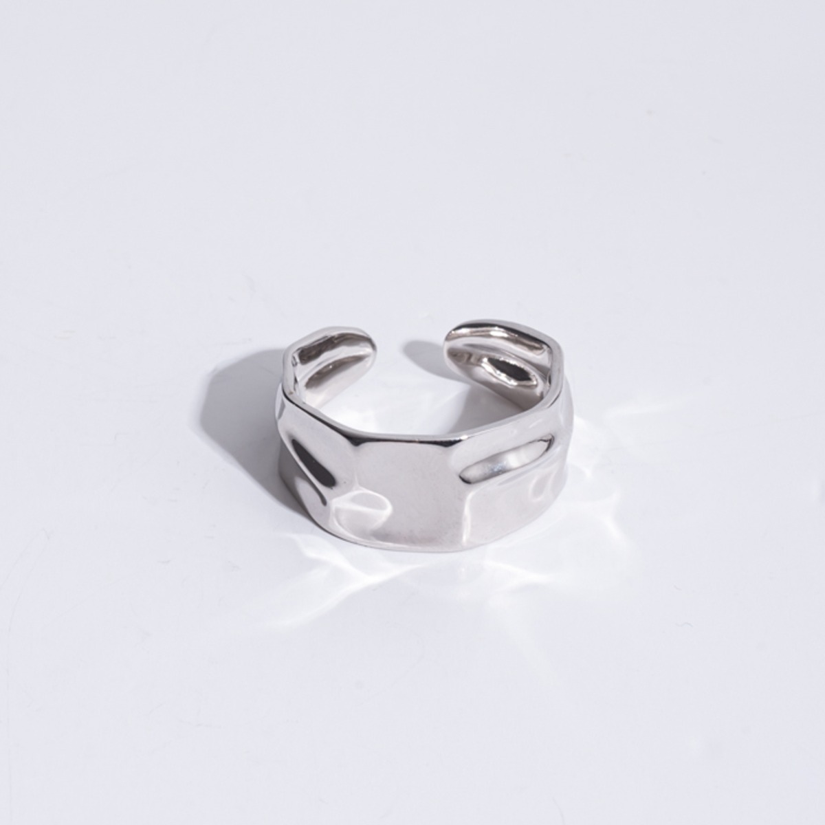 Δαχτυλίδι ασημένιο με ακανόνιστες πτυχές.