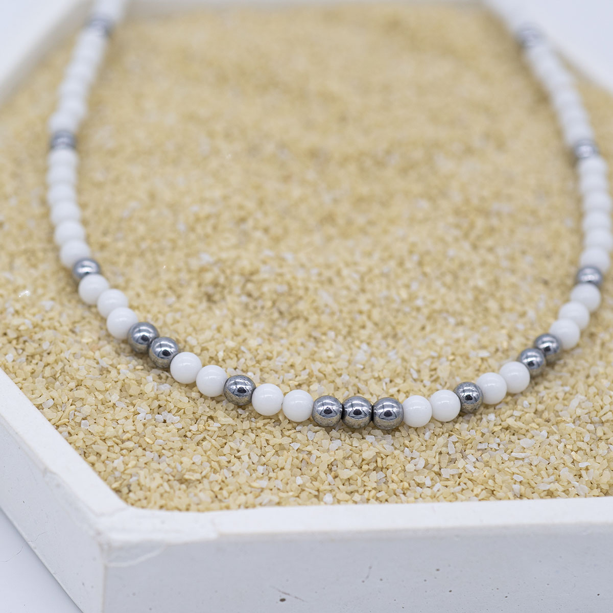 Κολιέ με λευκό όνυχα και αιματίτη